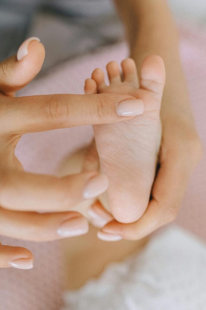Pratique le réflexologie sur bébé, pour renforcer son immunité et stimuler ses sens et son développement global.